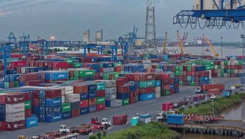 8000個(gè)集裝箱堆積如山 突發(fā) 一港口突遭襲擊,有貨輪被擊中...